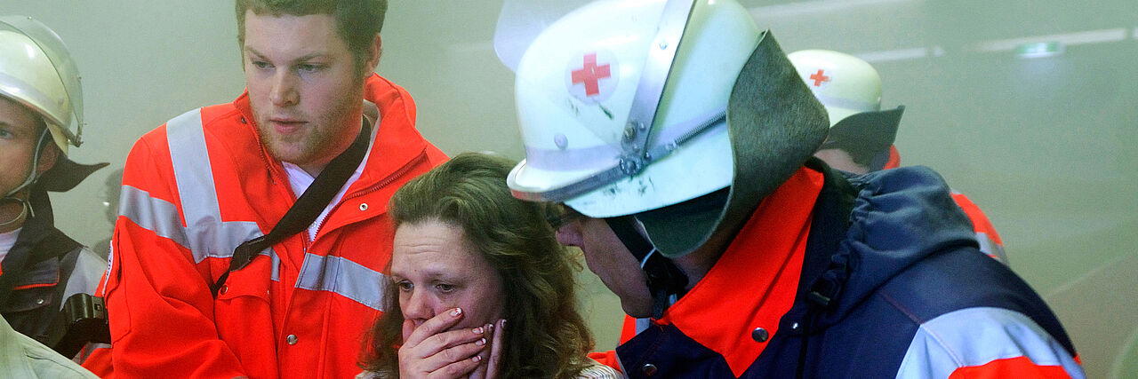 Helferübung: Bereitschaften - Sanitätsdienst; Journalistencamp Szenario „Brandanschlag auf ein Jugendheim“